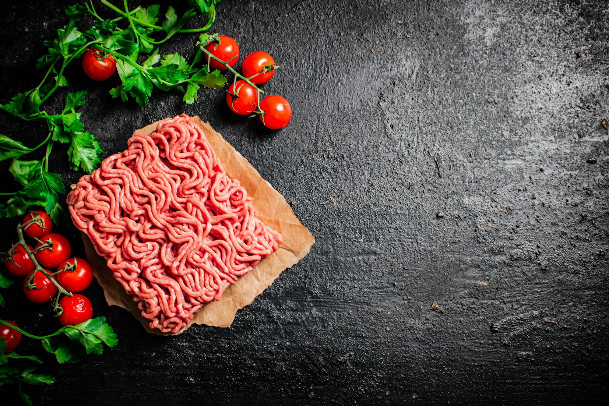 Raw minced meat with parsley and tomatoes.